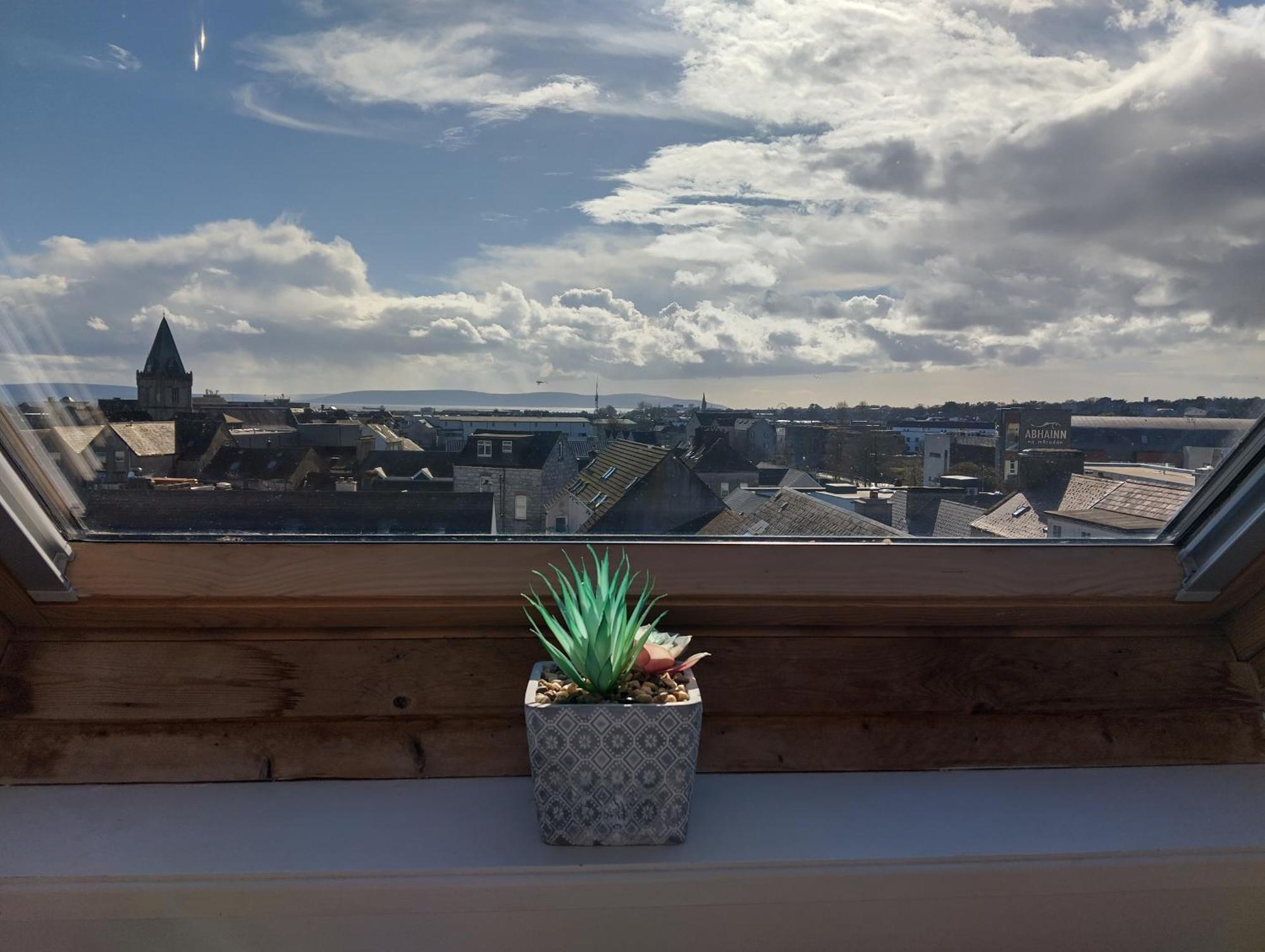 Heart Of City Centre Stunning View Galway Exterior photo