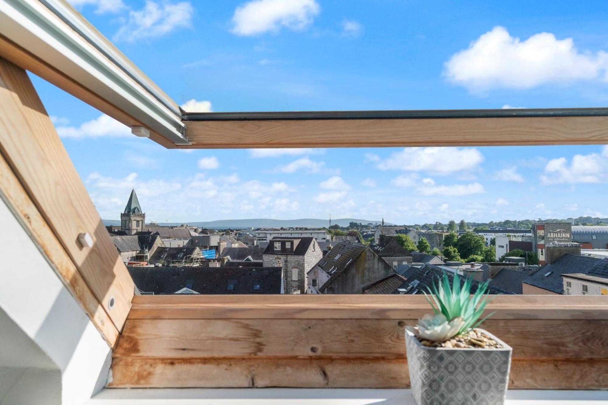 Heart Of City Centre Stunning View Galway Exterior photo